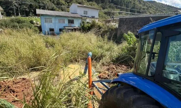 Falha na drenagem deixa casas alagadas em bairro de Imbituba