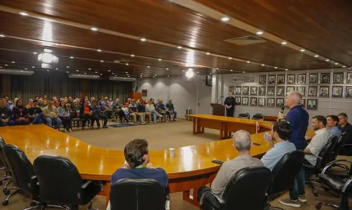 Famílias de três regiões recebem certidão de regularização fundiária