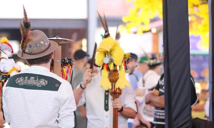 Famílias mantêm viva a tradição do Teufelsgeige na Oktoberfest