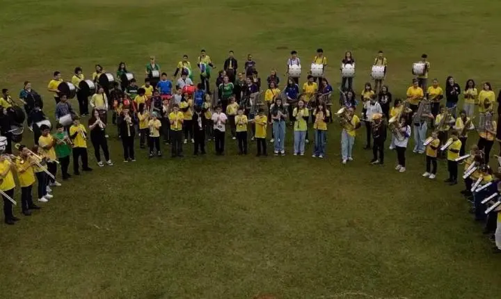 Fanfarras das escolas municipais homenageiam Seleção Brasileira e reforçam o papel da música na educação