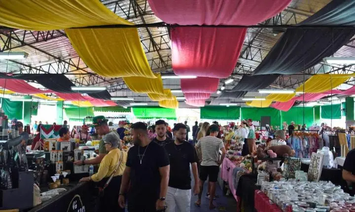 Feira de Oktoberfest retorna à Feira Livre de Blumenau com artesanato, gastronomia e produtos típicos