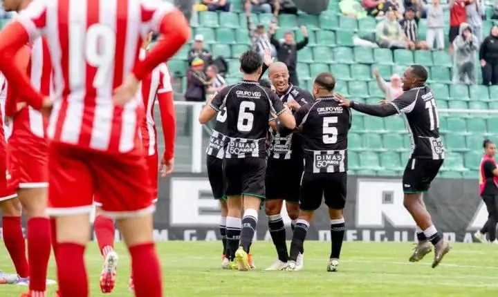 Figueirense vence o Hercílio Luz e assume a liderança da Copa SC
