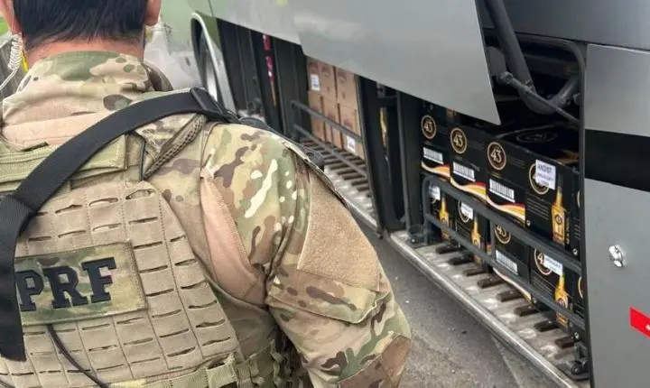 Fiscalização intercepta ônibus com 3 mil garrafas de bebidas uruguaias no Norte catarinense