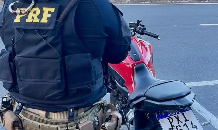 Fita adesiva na placa: PRF flagra adulteração em motocicleta na BR-470