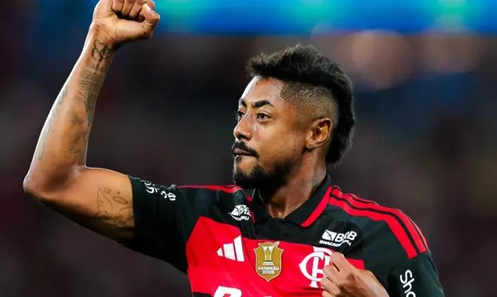 Flamengo vence o Vitória no Maracanã e encurta distância na ponta