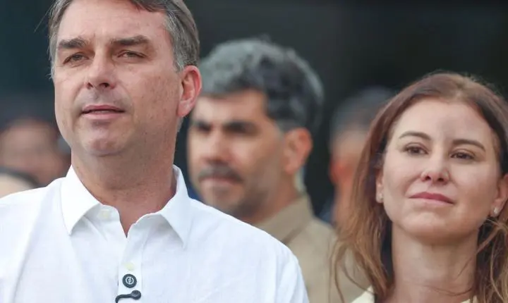 Flávio Bolsonaro vai a missa na Catedral de Brasília