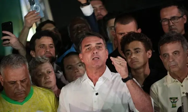 Flávio Bolsonaro teria ido para os EUA após derrota eleitoral