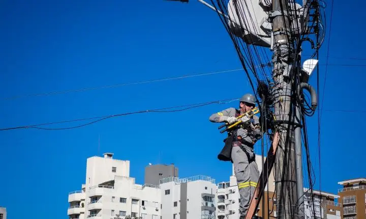 Florianópolis retira 6 km de fios abandonados na região continental