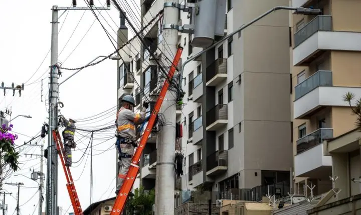 Florianópolis retira mais de 7 toneladas de fios dos postes