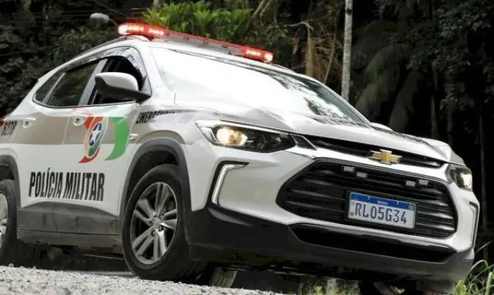 Fuga de abordagem policial termina em acidente e perseguição a pé no Centro de Indaial nesta terça-feira (20)