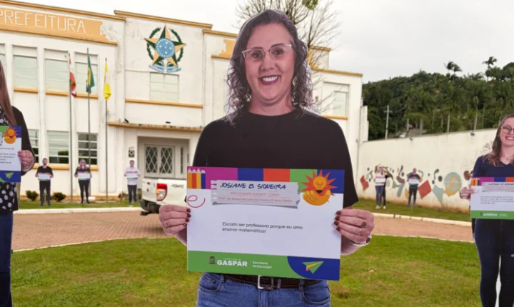 Gaspar homenageia profissionais da educação com totens em tamanho real pelo Centro da cidade 
