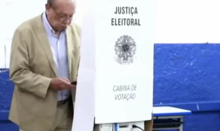 Gilmar Mendes é filmado com celular dentro da cabine de votação