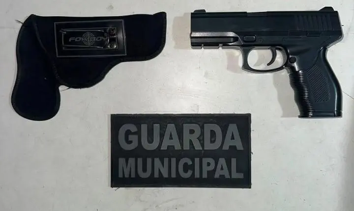 GMI e Polícia Militar prendem masculino por uso de simulacro e falsa identidade em Itajaí