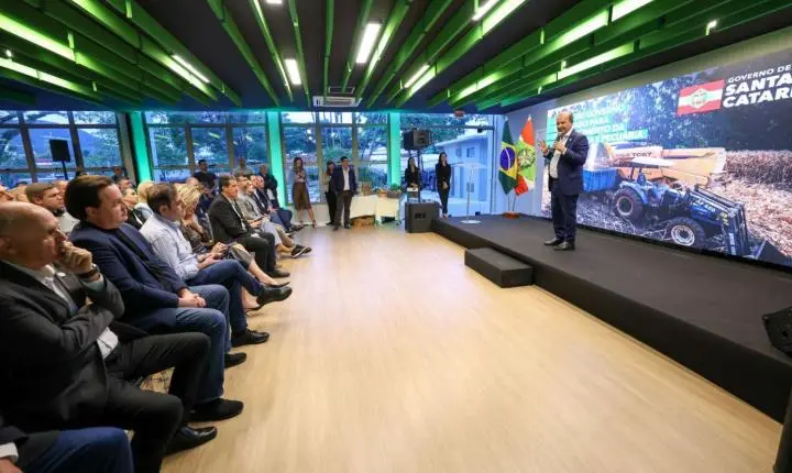 Governo de SC amplia investimentos no agro com entrega de equipamentos, novos programas e apoio à agricultura familiar 