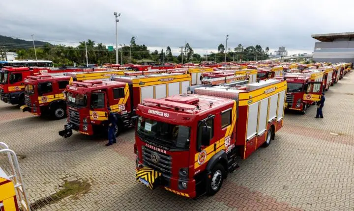 Governo do Estado entrega 56 caminhões ao Corpo de Bombeiros de SC, na maior renovação de frota da história da corporação
