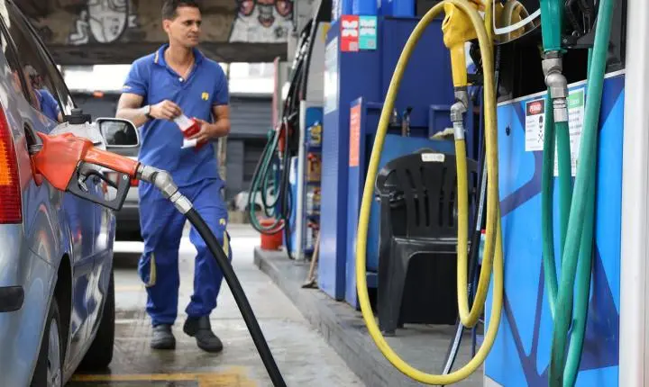 Governo define subvenção de R$ 0,44 por litro para gasolina, impactando contas públicas