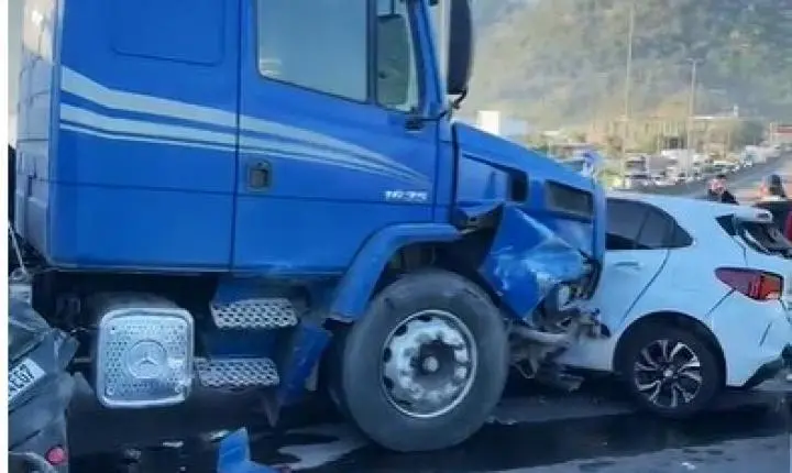 Grave acidente provoca bloqueio e fila nesta manhã de quarta-feira na BR-101 em Penha