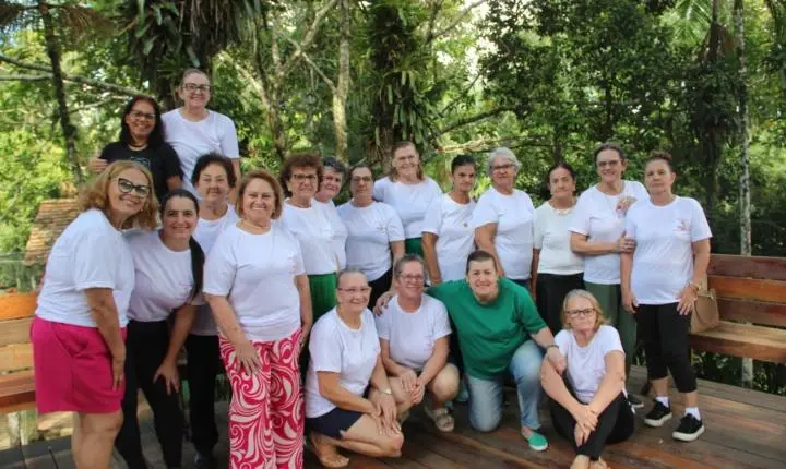 Grupo Mulheres Polivalentes oferece acolhimento a mulheres que enfrentam o câncer em Brusque
