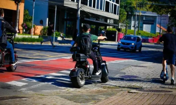 Guarda Municipal recolhe nove scooters e patinetes estacionados em calçadas de Blumenau