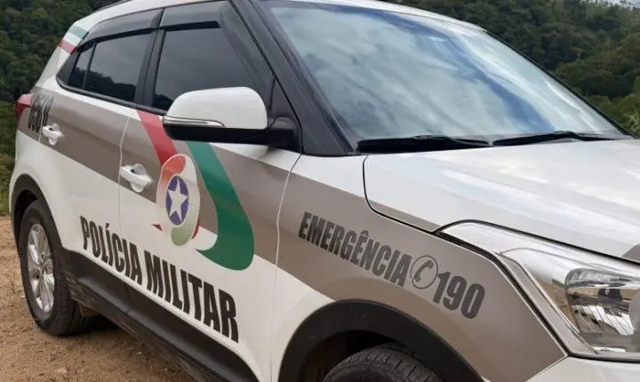 Homem agride policial após invadir pátio de igreja em Timbó e volta a mobilizar a PM