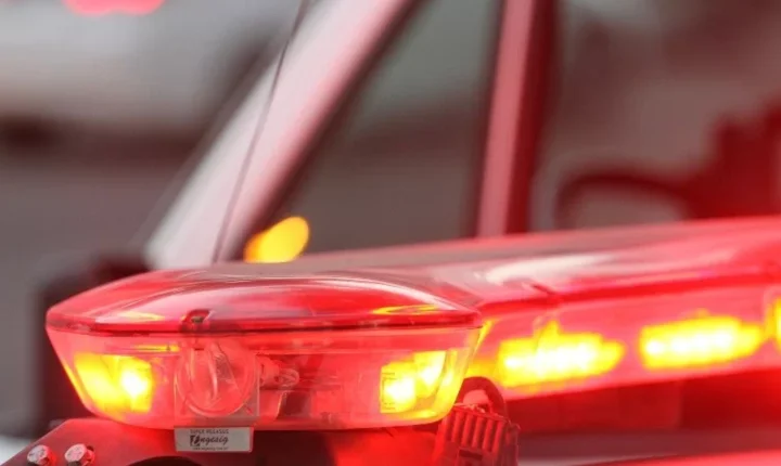 Homem com mandado por tráfico foge por casas, mas acaba preso em Imbituba