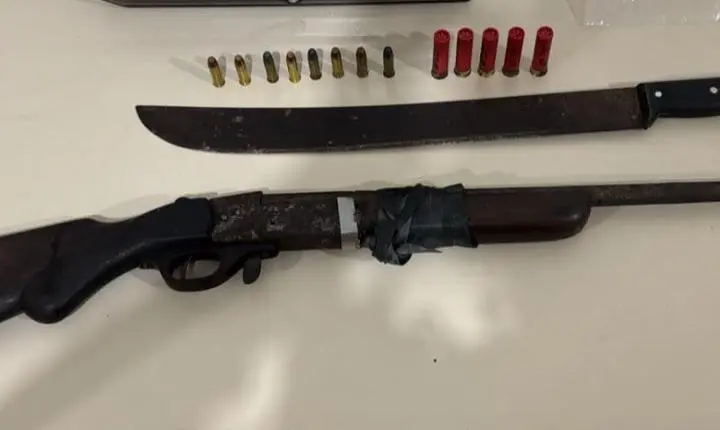 Homem é preso após ameaçar sobrinha com arma de fogo e facão em Indaial