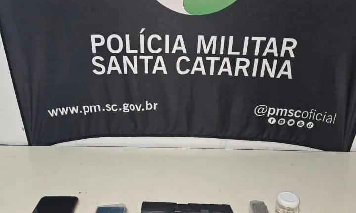 Homem é preso com 63 gramas de maconha, balança e simulacro em Blumenau