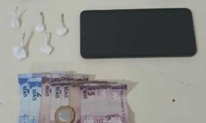Homem é preso por tráfico de drogas após tentar fugir da Polícia Militar em Timbó