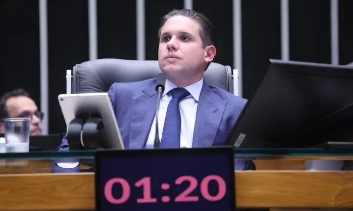Hugo Motta comemora aprovação do fim da escala 6x1 no Senado Federal