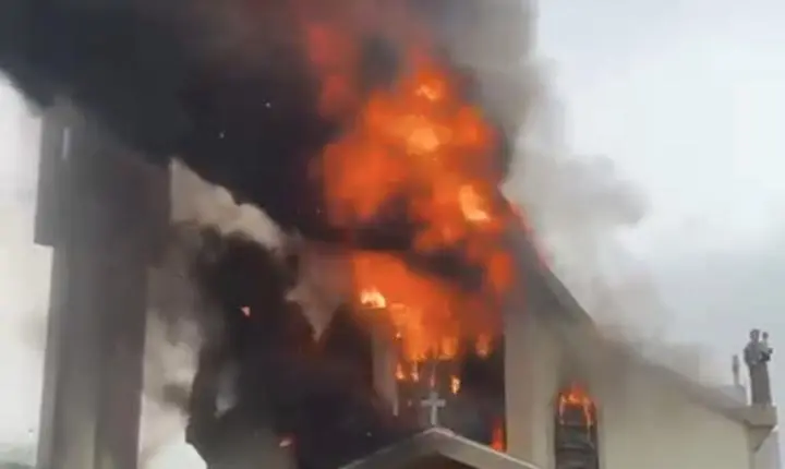 Igreja Matriz de Treze de Maio é atingida por incêndio neste domingo