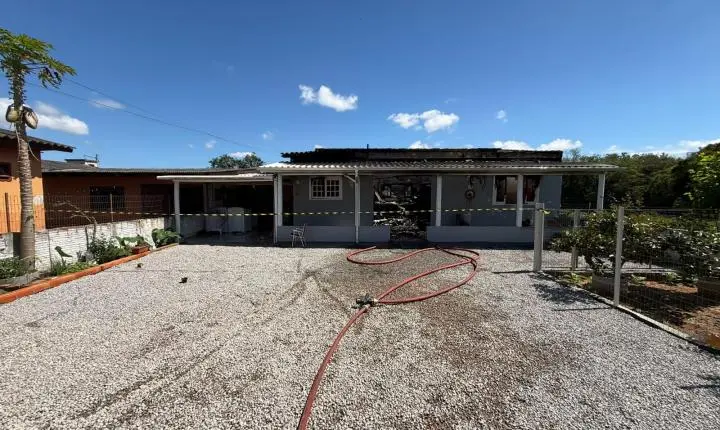 Incêndio destrói casa e mobiliza Bombeiros em Araranguá