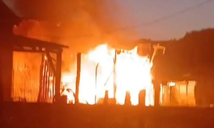 Incêndio destrói casa, mas Bombeiros evitam fogo em galpão em Imbituba