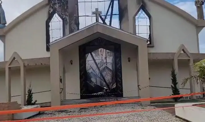 Incêndio destrói igreja em SC; padre esclarece o que se sabe sobre o caso
