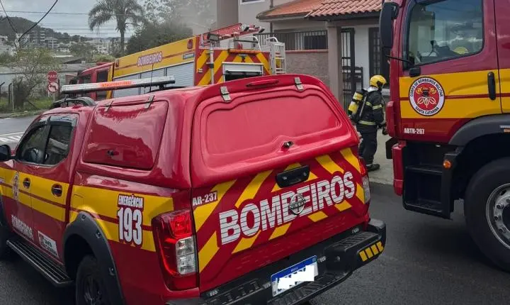 Incêndio em residência deixa casal de idosos com sintomas por inalação de fumaça em São José