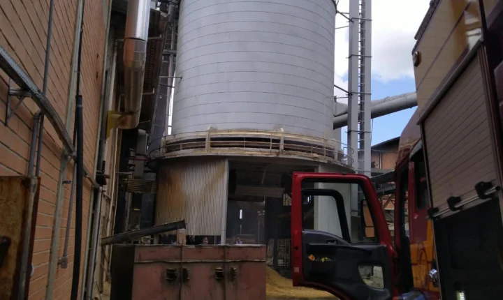 Incêndio em silos mobiliza bombeiros e consome 30 mil litros de água em Criciúma