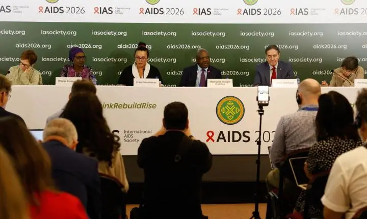 Avanço no combate global reduz infecções por HIV, mas cortes ameaçam metas