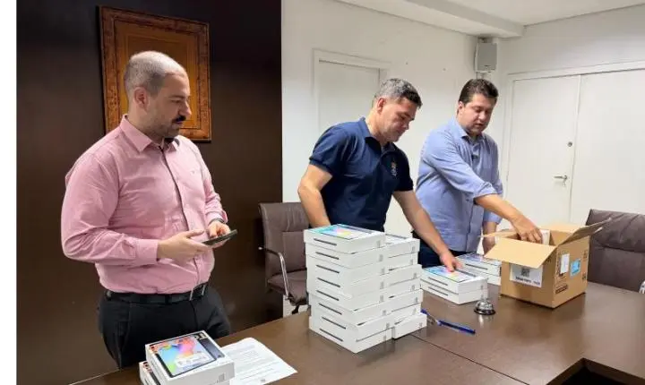 ITAJAÍ ENTREGA 24 TABLETS PARA REFORÇAR ATENDIMENTO EM SITUAÇÕES DE EMERGÊNCIA