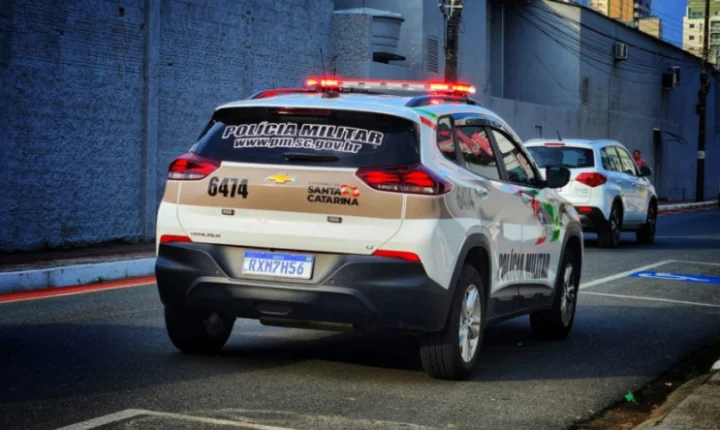 Jovem é morto a tiros em Blumenau e três suspeitos são levados à delegacia