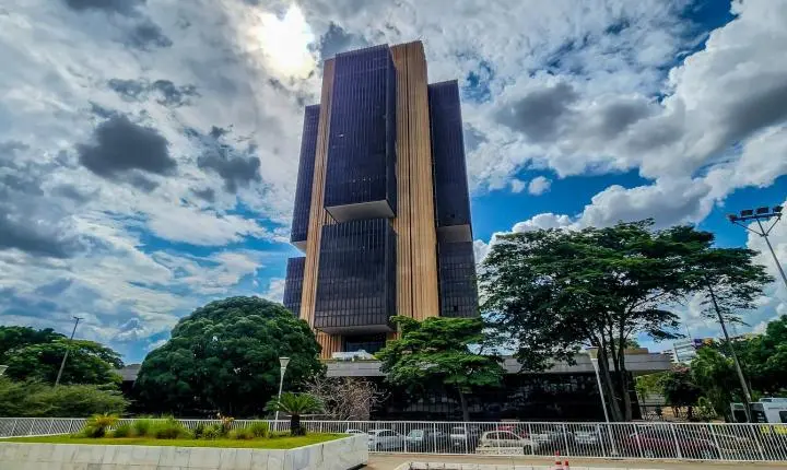 Juros altos pressionam dívida pública brasileira mais que gastos, apontam economistas