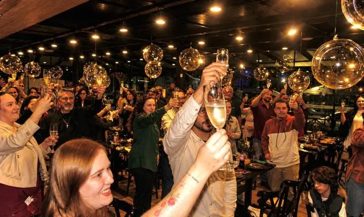 Legião Urbana Cover abre programação de inauguração do Berlin Gastrobar, em Blumenau