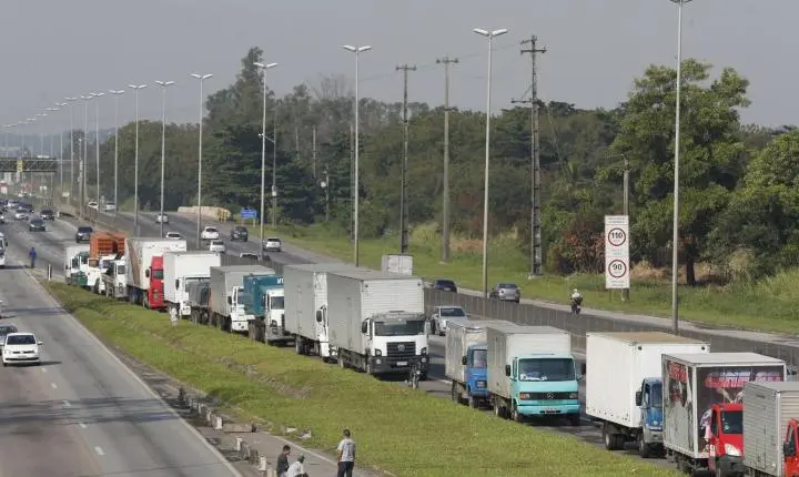 Nova lei de transporte rodoviário garante piso mínimo do frete e reforça fiscalização