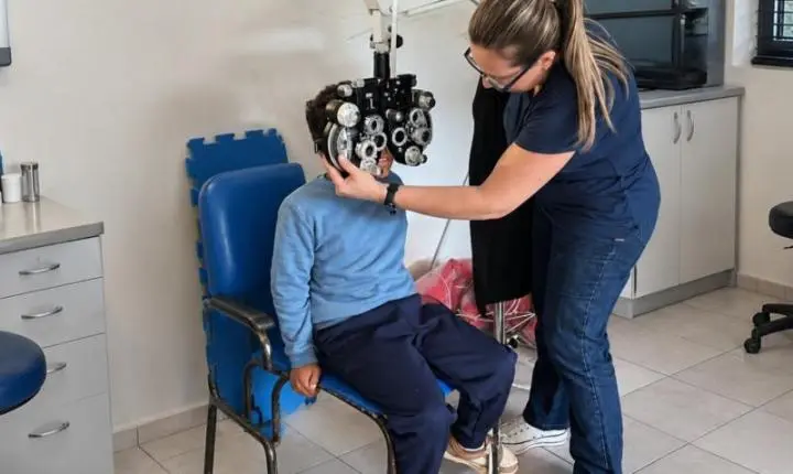 LIONS CLUB DOA 41 ÓCULOS A ALUNOS DA ESCOLA BÁSICA GASPAR DA COSTA MORAES
