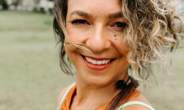 Livro de estreia de Janaína Ribeiro será lançado na Lagoa da Conceição