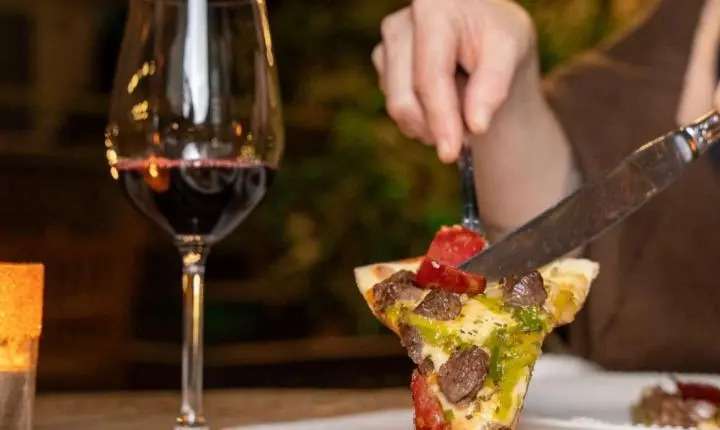 Luau da Pizza transforma noite de inverno em uma experiência gastronômica na Pousada Estaleiro Guest House