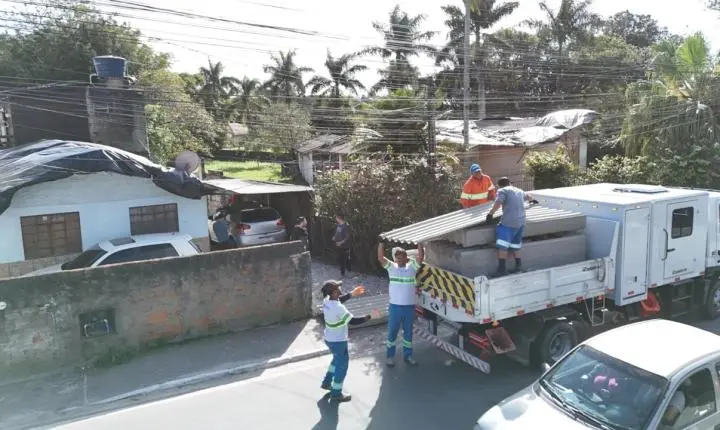 Mais de 50 mil telhas foram entregues em Florianópolis após granizo e atendimento segue neste sábado