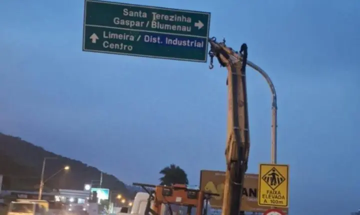 Manutenção de placas diminui riscos no trânsito e reduz custos ao município