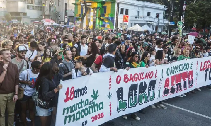 Milhares de pessoas marcham em São Paulo pela legalização da maconha