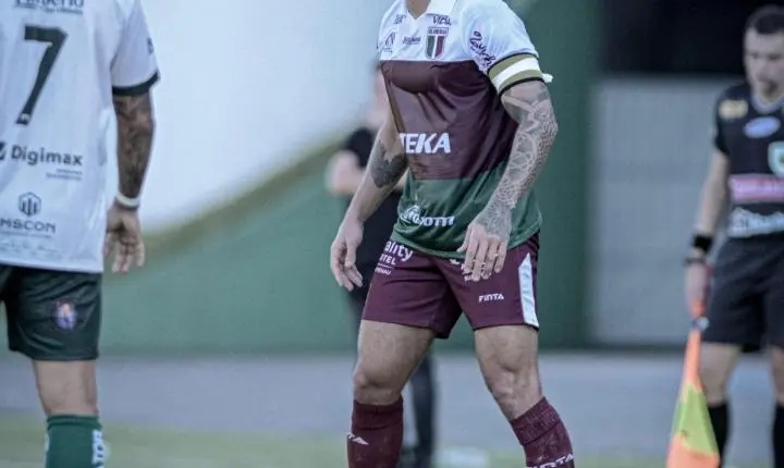 Marquinhos Pedroso vibra com classificação antecipada do Blumenau na Série D após vitória expressiva sobre o Azuriz