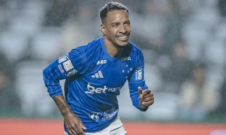 Matheus Pereira comemora triunfo do Cruzeiro sobre o Coritiba no Brasileirão