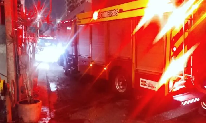 Morador é encontrado carbonizado dentro de quitinete destruída por incêndio em Itajaí